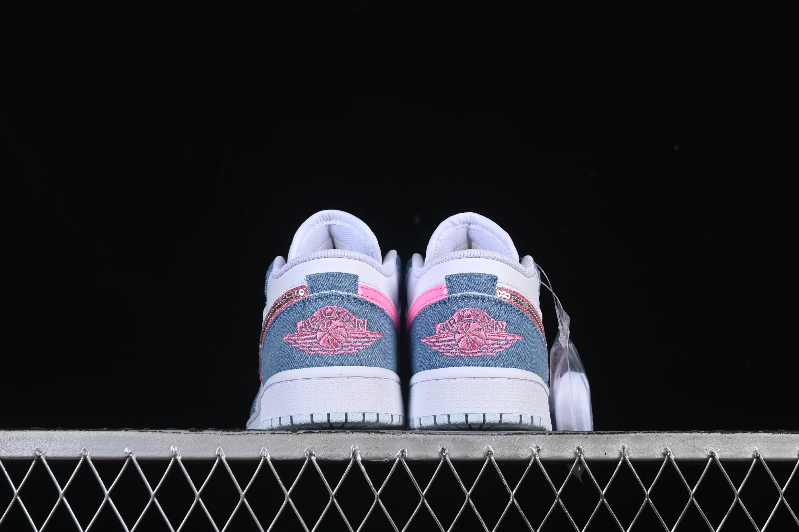 All categories Air Jordan Jordan series basketball shoes Air Jordan 1 Low Air Jordan 1 Low AJ1 Joe 1 white and blue denim pink diamond hook low-top casual sneakers HQ2001-400